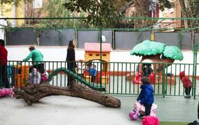 Patio trasero de 60 metros de la escuela infantil en Madrid Los Pinos
